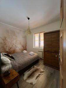 1 dormitorio con 1 cama y vestidor en Chatka Niedźwiadka en Uście Gorlickie