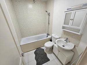 La salle de bains est pourvue d'un lavabo, de toilettes et d'une baignoire. dans l'établissement 2bdr Islington close to station, à Londres
