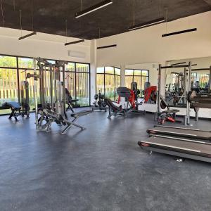 een fitnessruimte met veel loopbanden en hometrainers bij New apartment excellent location in Bávaro, Punta Cana in Punta Cana