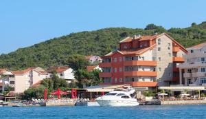 un barco está atracado en un puerto deportivo en el agua en Apart hotel Samardzic en Tivat