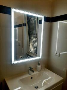 y baño con lavabo y espejo. en Cornelia IDI Gemelli, Chicca Metro Apartment, en Roma