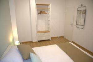 Dormitorio pequeño con cama y armario en Cornelia IDI Gemelli, Chicca Metro Apartment, en Roma