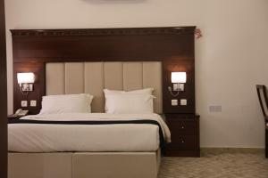 Säng eller sängar i ett rum på Al-faleh Hotel