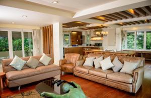a living room with two couches and a kitchen at VIPKHAOYAI by the sky cozy in Mu Si