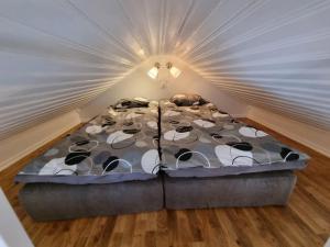 a bed in a small room with a ceiling at Attefallshuset Toftahöjden 7 in Växjö