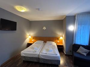 ein Hotelzimmer mit einem Bett und einem Sofa in der Unterkunft WestEnd#106 in Frankfurt am Main