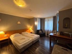 ein Hotelzimmer mit einem großen Bett und einem Schreibtisch in der Unterkunft WestEnd#106 in Frankfurt am Main