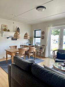 sala de estar con sofá y mesa en Udsigten, en Rudkøbing