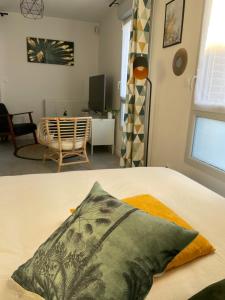 a bedroom with a bed with a pillow on it at Minimes, Studio Cosy Tout Confort, Wifi, Parking in Toulouse