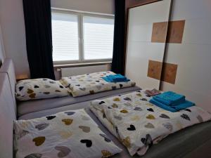 two beds sitting next to each other in a bedroom at Friesenhaus1822 in Tettens in Wangerland
