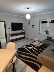 TV a/nebo společenská místnost v ubytování Ferienhaus Devilina mit Sauna am Harkebrügger See