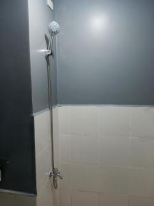 een douchecabine in een badkamer met een douche bij K2K place in Manilla