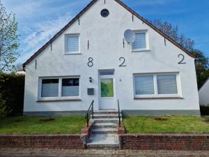 a white house with two numbers on it at Friesenhaus1822 in Tettens in Wangerland
