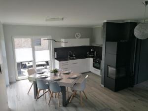 Kuchyň nebo kuchyňský kout v ubytování Ferienhaus Devilina mit Sauna am Harkebrügger See