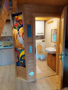 斯皮爾伯格的住宿－FERIENHAUS MOHN AM SEE，一间带卫生间和水槽的浴室