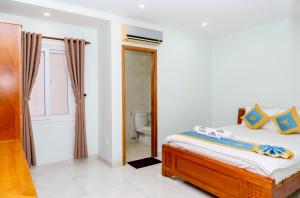 Postel nebo postele na pokoji v ubytování TNH Hotel Vung Tau