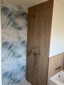 een badkamer met een houten deur en een douche bij Perfect Getaway in North Port