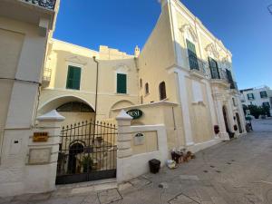 um grande edifício com um portão em frente em Suite San Biagio nei sassi em Matera