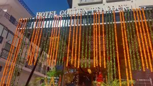 Un bâtiment avec un tas de perles accrochées à lui dans l'établissement HOTEL GOLDEN PEACOCK, à Haridwar