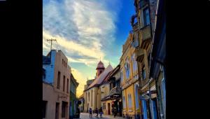 un grupo de edificios en una calle de la ciudad en Aki Apartment, en Brasov