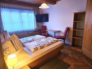 Postel nebo postele na pokoji v ubytování Gasthof-Pension Alt Kirchheim