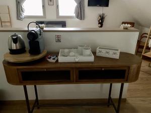 L'Orée du Mont proche du mont saint Michel的咖啡和沏茶工具