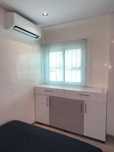 une cuisine blanche avec un évier et une fenêtre dans l'établissement Studio lux, à Fès 6 autres photos