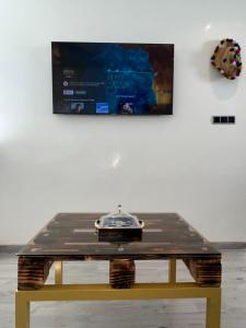 une table avec une horloge devant un mur dans l'établissement Studio lux, à Fès