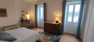 1 dormitorio con 1 cama y vestidor con ventana en Akvarelo, en Asnières-la-Giraud 6 fotos más