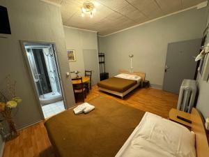 a room with a bedroom with a bed and a table at Le Terminus d'Albi in Albi