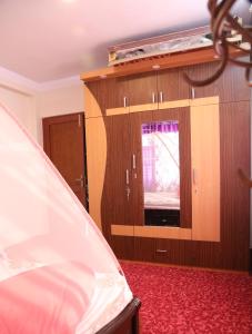1 dormitorio con 1 cama y vestidor con ventana en FamilyHome, en Katmandú