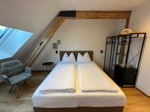 Gasthof - Auszeit im Bad Diezlings - Adults only房間的床