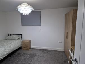 A bed or beds in a room at Spacious single bedrooms in central location with parking