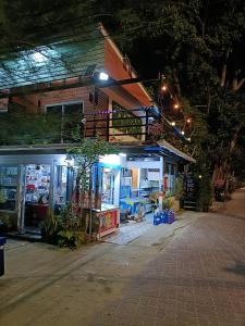 ムック島にあるMumzai Houseの灯付きのガソリンスタンド付きの建物 +20枚の写真