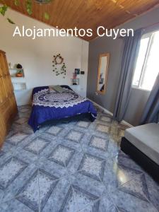 1 dormitorio con 1 cama y suelo de baldosa en Alojamientos CUYEN para 4 personas Playa Quequen y El Faro en Quequén