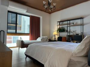 a bedroom with a large bed and a large window at 上水民宿 in Chiayi City