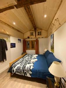ラウターブルンネンにあるChalet Bärgstägerのベッドルーム(青いベッド、シマウマの毛布付)