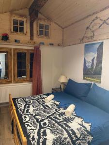 ラウターブルンネンにあるChalet Bärgstägerのベッドルーム1室(青と白のシーツが備わるベッド1台付)