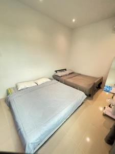 a bedroom with two beds in a room at Anna 温馨住家住宅 in Sibu