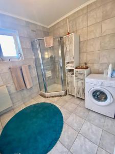 クラーゲンフルトにあるBig Apartment With Gardenのバスルーム(シャワー、洗濯機付)