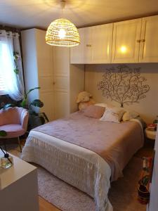 een slaapkamer met een groot bed met een teddybeer erop bij Room in BB - Nathalies home - 2 Bedrooms Breakfast in Viry-Châtillon