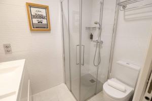 サン・セバスティアンにあるPrime Location Modern Stayのシャワーとトイレ付きのバスルーム +10枚の写真