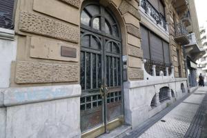 un edificio con una puerta al lado de una calle en Prime Location Modern Stay, en San Sebastián