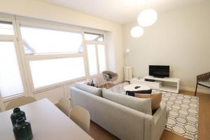 sala de estar con sofá y mesa en Prime Location Modern Stay, en San Sebastián