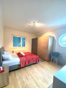 クラーゲンフルトにあるBig Apartment With Gardenのベッドルーム1室(赤い毛布付きのベッド1台付)