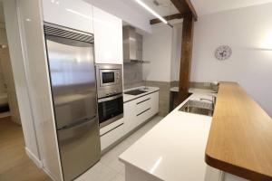 eine Küche mit einem Kühlschrank aus Edelstahl und einer Theke in der Unterkunft Prime Location Modern Stay in San Sebastián