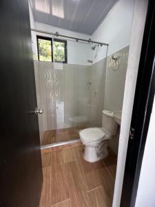 La salle de bains est pourvue d'une douche et de toilettes. dans l'établissement casa campestre, à Fusagasuga