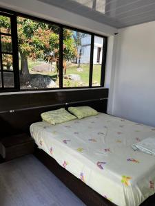 łóżko w pokoju z oknem w obiekcie casa campestre w mieście Fusagasugá