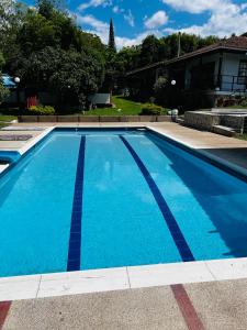 - une piscine d'eau bleue dans la cour dans l'établissement casa campestre, à Fusagasuga