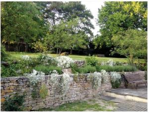 Saint-Pierre-Aigle的住宿－Maison Vue Panoramique，花园内带长凳的石墙